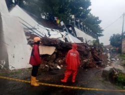 Longsor di Desa Mekargalih, TPT Taman Baca Ambruk