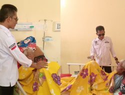 Kepala Desa Karangwangi Tunjukkan Kepedulian Sosial, Kunjungi Warganya yang Sakit di RSUD Pameungpeuk