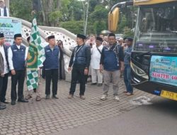 Sekretaris Daerah (Sekda) Garut pimpin prosesi Keberangkatan Jemaah Haji Garut Kloter 40 .