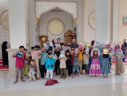 Kepala Desa Tegallega Bersama Komunitas Gemas Bandung Berbagi Baju untuk Anak Yatim dan Santri