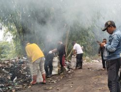 Warga dan Aparatur Desa Pamulihan Gelar Gotong Royong Massal Bersihkan Sampah di Sepanjang Jalan Desa