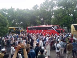 Bupati Garut Sambut Kepulangan Ratusan Jamaah Haji ; Insiden Pengunjung Kecopetan Terjadi.