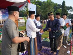 Danrem 062/TN Pimpin Sholat Ied Bersama Ribuan Jamaah di Lapangan Makorem