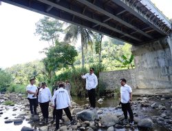 Bupati Garut Tinjau Jembatan Cibera yang Viral, Lanjutkan Pembangunan di 2026