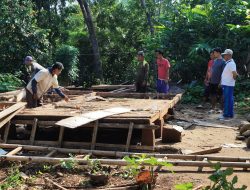Warga Kampung Cibarengkok Gotong Royong Bangun Rumah Tidak Layak Huni Milik Ibu Karsih