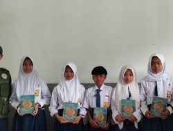 Yayasan YATAFA Salurkan Bantuan Mushaf Al-Qur’an ke MTs Al Fathonah Mekarmukti