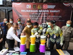 Kejari Garut Musnahkan 2.455 Botol Miras, Ribuan Obat Terlarang, hingga Uang Dolar Palsu