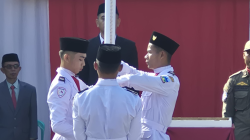 Siswa SMK Bina Bhakti  Jadi Kebanggaan, Bertugas Sebagai Paskibra Penggerek Bendera di HUT RI ke-80