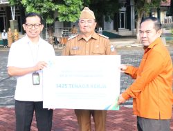 Pemkab Garut Serahkan BPJS Ketenagakerjaan untuk Petugas Sensus Ekonomi 2026