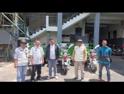 Kadis LH Apresiasi Bank Sampah Desa Sarimukti & Pendamping Sosial PKH, Berikan Bantuan TOSAM