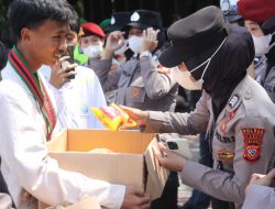 BRIGADE PII GARUT TUTUP AKSI DENGAN BAGI-BAGI ROTI & AIR MINERAL KEPADA APARAT: SIMBOL PERDAMAIAN DAN KRITIK TAJAM